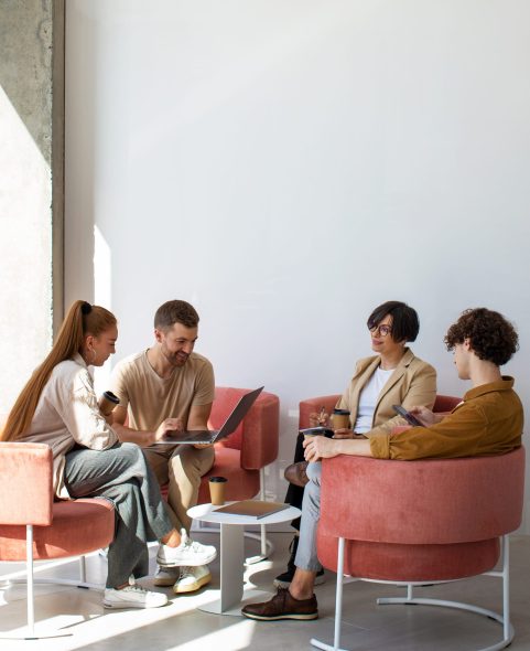 Nowoczesna przestrzeń biurowa pokazująca środowisko pracy zdalnej